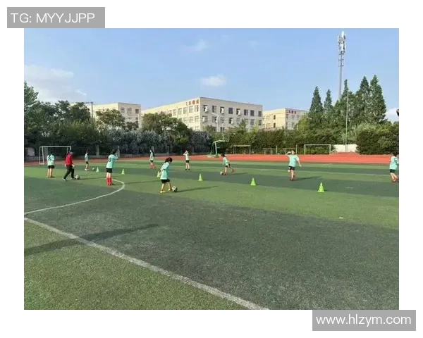 绿茵场上优雅奔跑的文艺球星光影瞬间定格